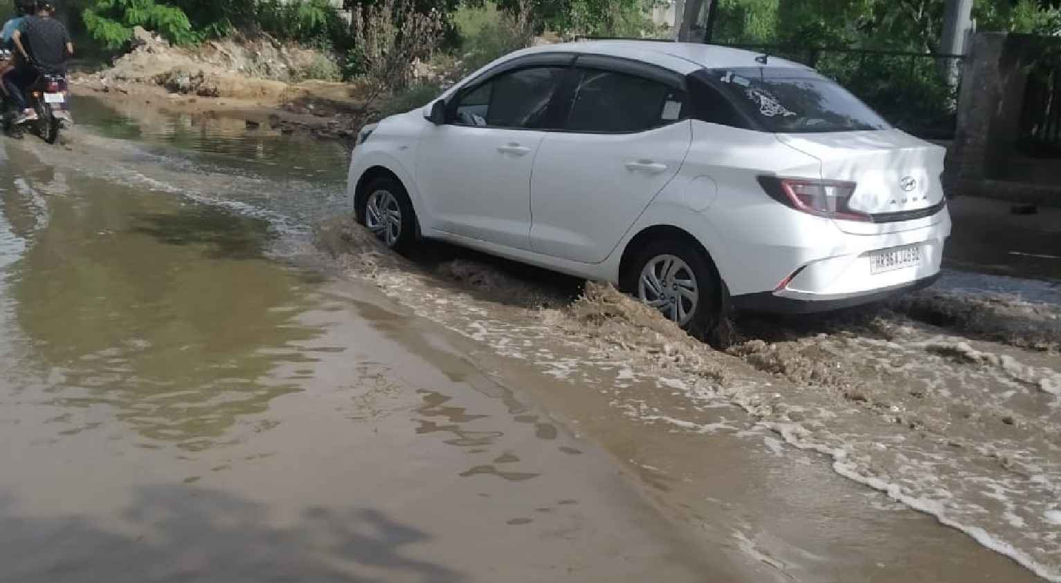 धारूहेडा: सीवरेज ट्रीट मेंट प्लांट के ढप होने पर विरोध जताते सेक्टरवासी व गलियो मे भरा पानी