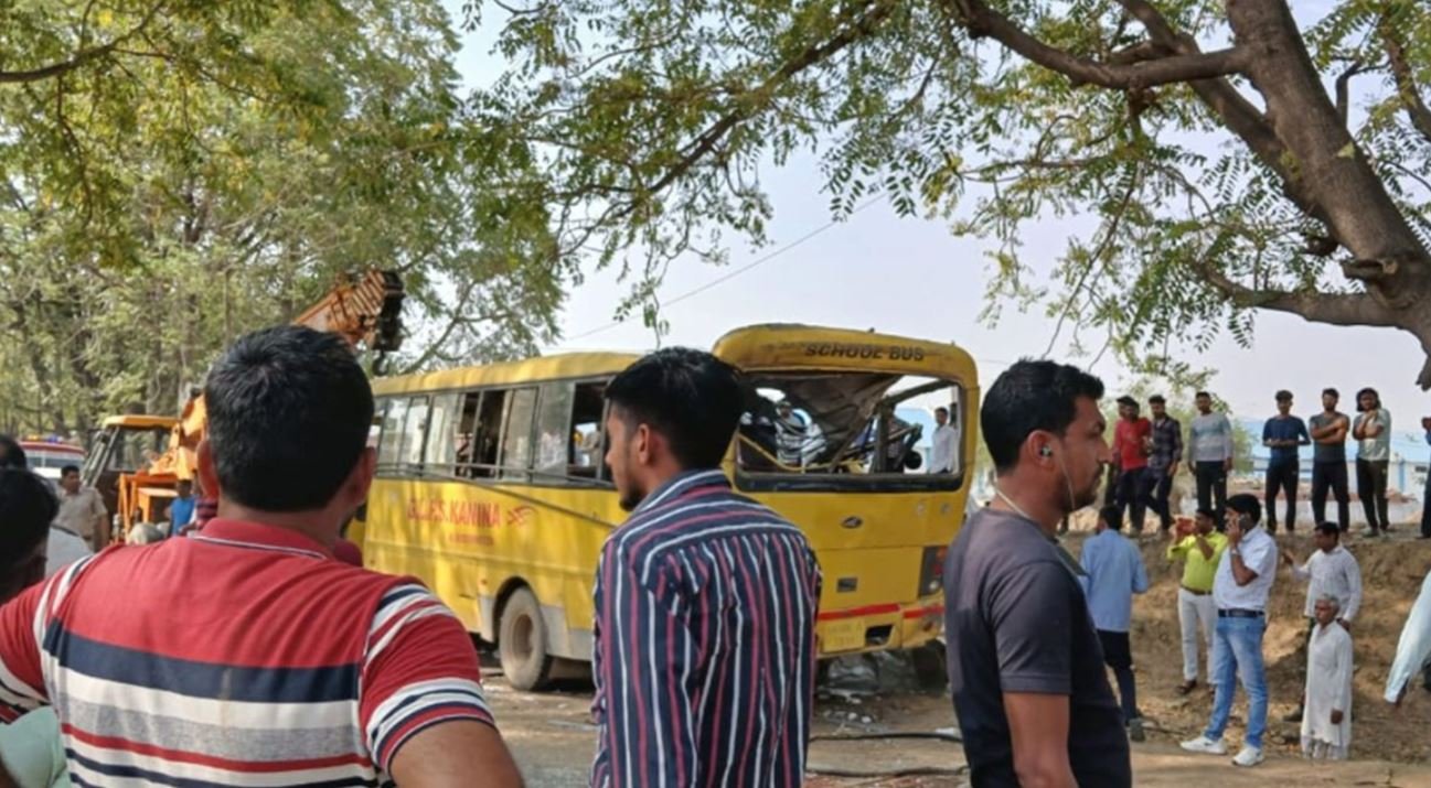 हरियाणा के महेंद्रगढ में स्कूल बस पलटी, आठ बच्चों की दर्दनाक मौता और 35 घायल, मची चीख-पुकार