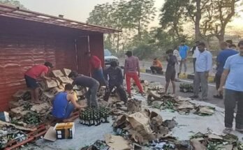 Fatehabad: रेवाड़ी से आ रहा बियर की पेटियों से भरा ट्रक पलटा