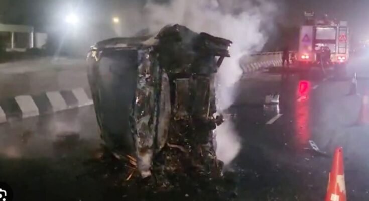 NH44: कार डिवाईडर से टकराई, लगी भयंकर आग, चालक​ जिंदा जला
