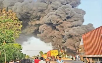 सक्रैप गोदाम में लगी भयंकर आग: काले धुएं के गुबार से राहगिर रहे परेशान