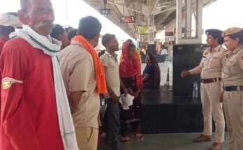 रेलवे स्टेशन रेवाड़ी पर यात्रियों को किया जागरूक