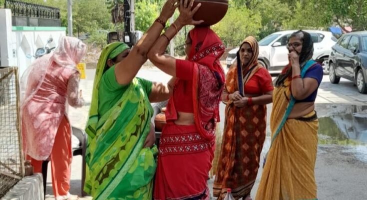 Dharuhera: पार्षद कमेलश देवी ने जरूरतमंदों को वितरित किए मटके