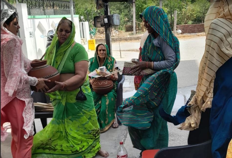 Dharuhera: पार्षद कमेलश देवी ने जरूरतमंदों को वितरित किए मटके