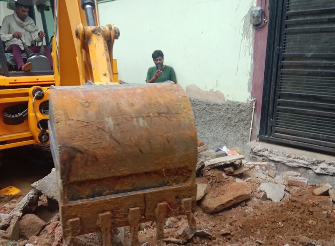 धारूहेड़ा: सरकुलर रोड पर अतिक्रणम हटाते हुए नपा टीम