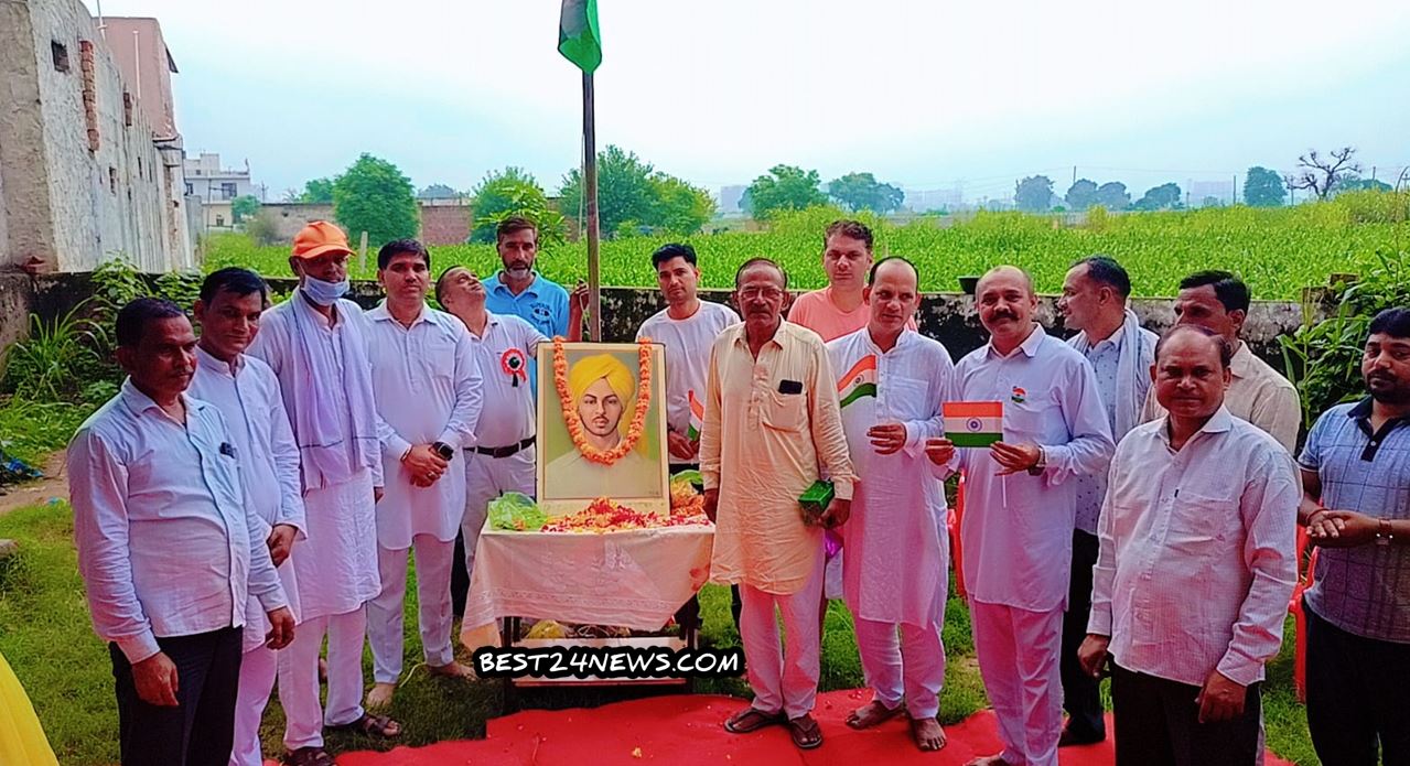 शिव नगर में पार्षद कृष्ण यादव ने किया ध्वजारोहण