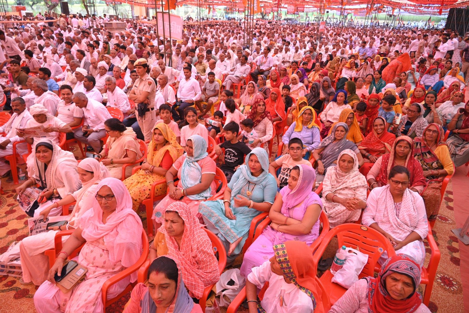  पाकिस्तान में रोटी के लिए छीना- झपटी हो रही,  हम फ्री में राशन दे रहे  :   योगी आदित्यनाथ