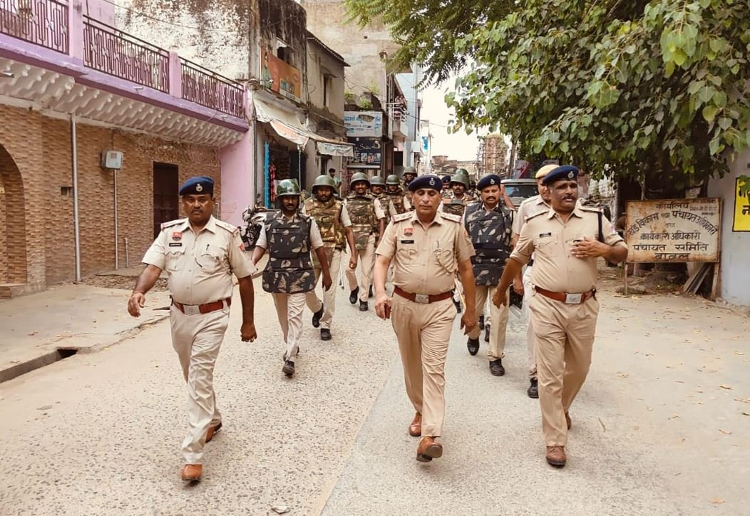 पुलिस ने  निकाला फ्लैग मार्च, अफवाओं पर न दें ध्यान