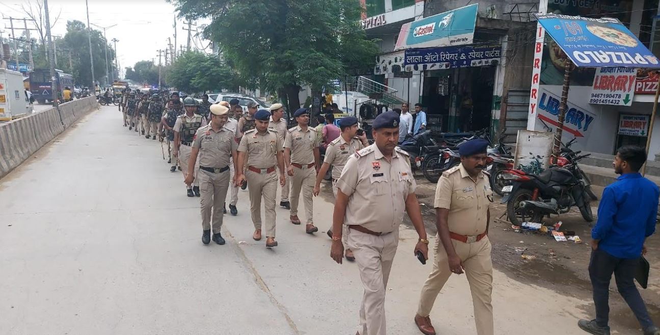 पुलिस ने निकाला फ्लैग मार्च, मतदान करने की अपील