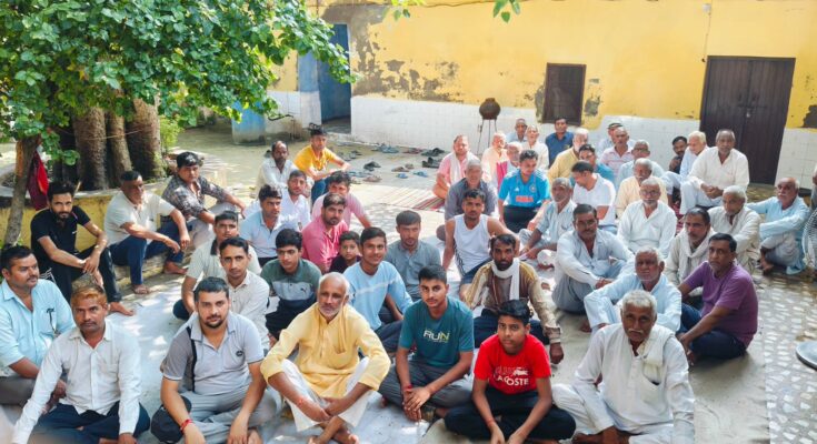 गांव रालियावास के ठाकुर बिहारी मंदिर में रविवार को पुजारी पंडित प्रेम बलभ व त्रिुभवन शास्त्री की अगुवाई में बैठक हुई।