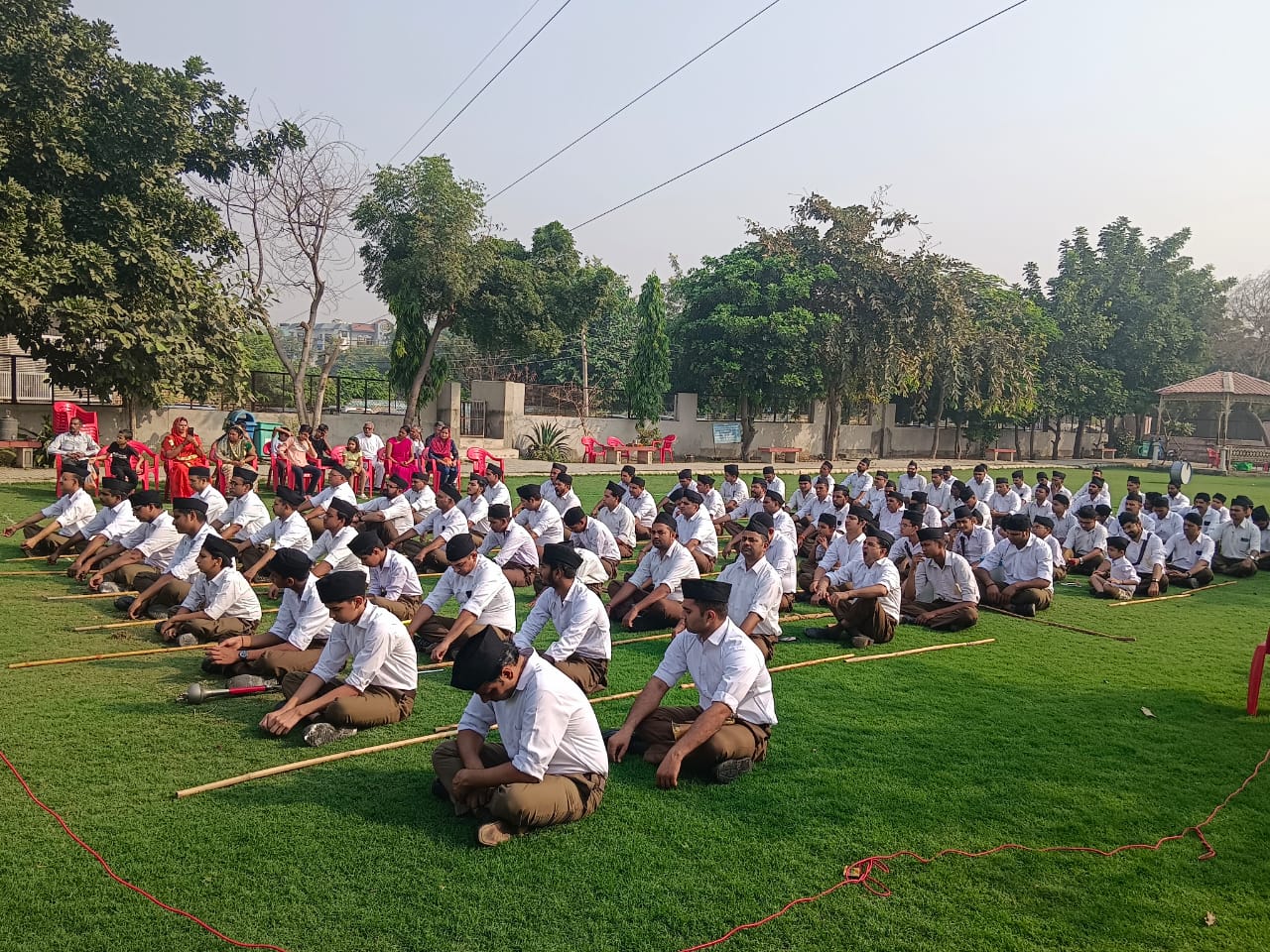 शस्त्र पूजन के साथ आरएसएस ने किया पथ संचलन