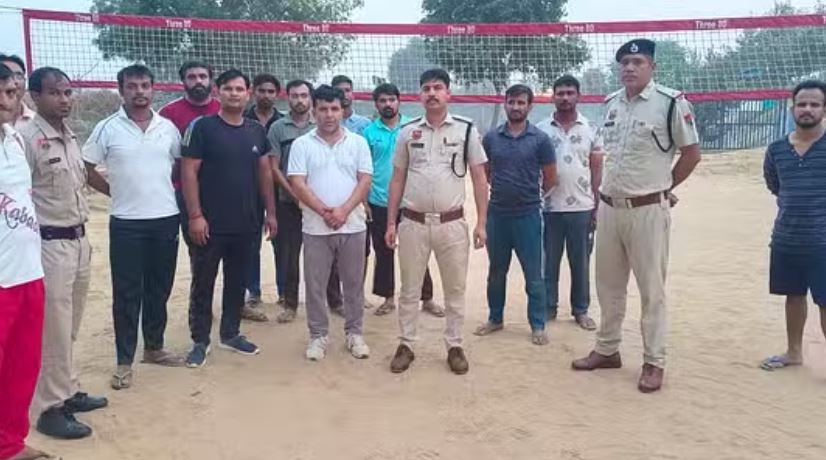 रेवाड़ी पुलिस की ओर से नशा मुक्त अभियान के तहत गांव आकेड़ा में वाॅलीबाॅल प्रतियोगिता कराई 