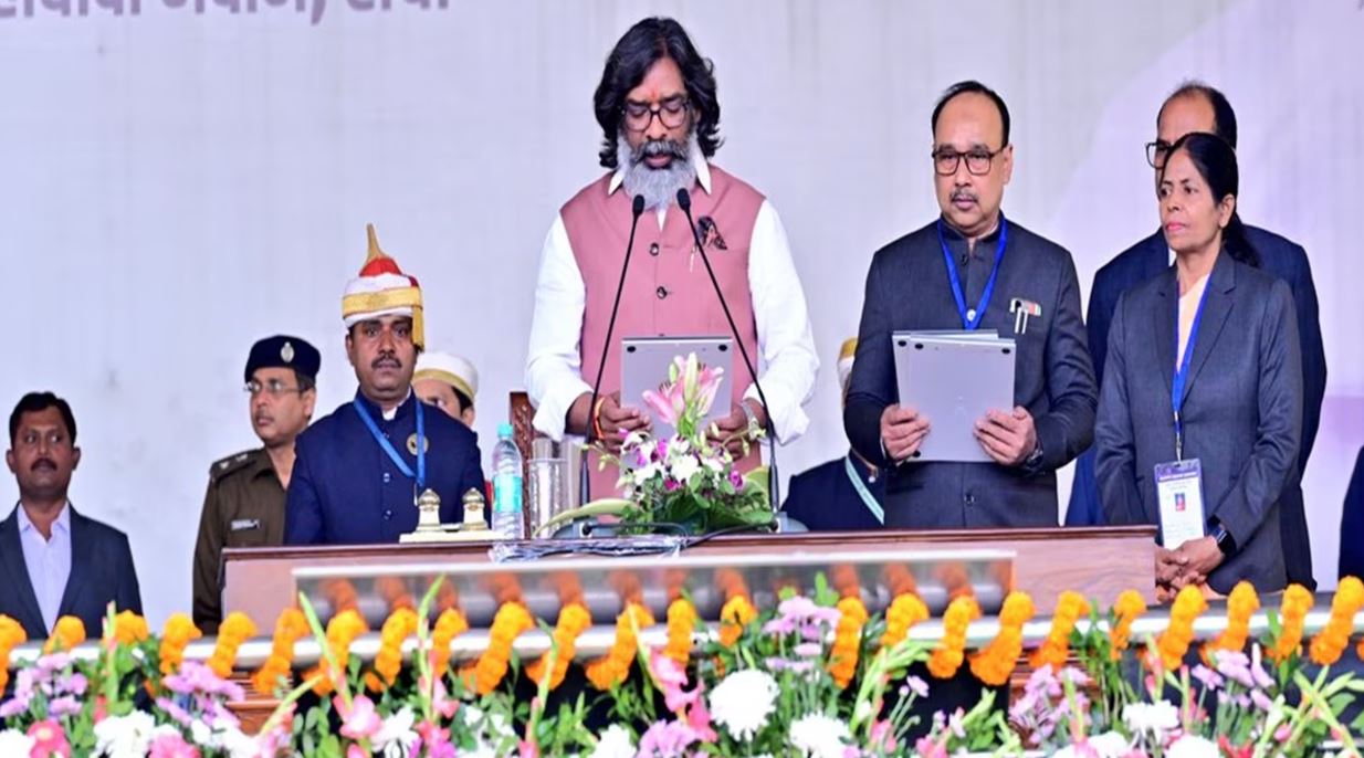 Hemant Soren Oath Ceremony: हेमंत सोरेन ने झारखंड के 14वें मुख्यमंत्री के रूप में शपथ ले ली है. रांची के मोरहाबादी मैदान में आयोजित भव्य समारोह में राज्यपाल संतोष कुमार गंगवार ने उन्हें 4 बजकर 10 मिनट पर पद एवं गोपनीयता की शपथ दिलाई. 