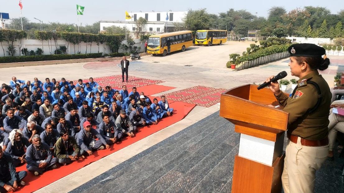 विद्यार्थियों को साइबर क्राइम, ट्रैफिक नियम व महिला विरुद्ध अपराध के बारे जागरूक किया