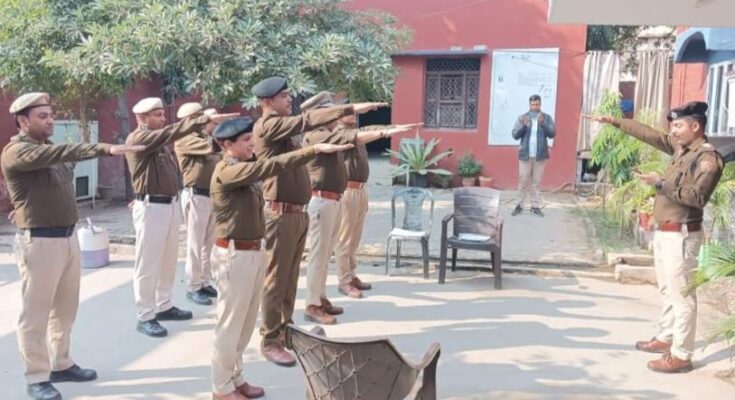 धारूहेड़ा: पुलिस टीम का शपथ दिलाते हुए थानाधिकारी