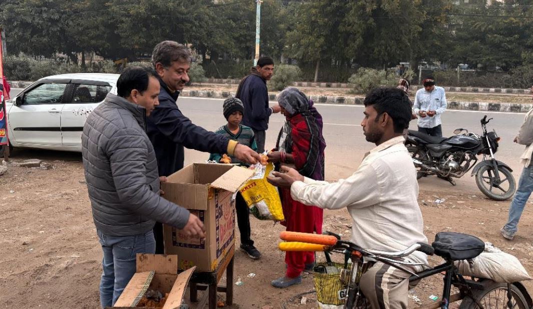 आर्ट ऑफ लिविंग संस्था की और से एक अनूठी परियोजना के चलते एक मुट्ठी मुस्कान कार्यक्रम तहत श्रमिको को समोसा व जलेबी बांटी गईं