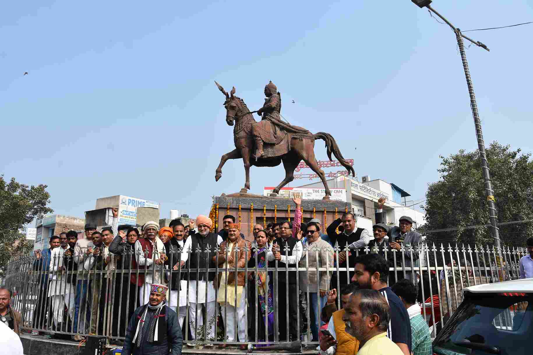 कृषि एवं किसान कल्याण मंत्री ने खेल, शिक्षा व अन्य क्षेत्रों में उत्कृष्ट प्रदर्शन करने वाले सर्व समाज के युवाओं को सम्मान पत्र तथा स्मृति चिन्ह देकर सम्मानित किया।