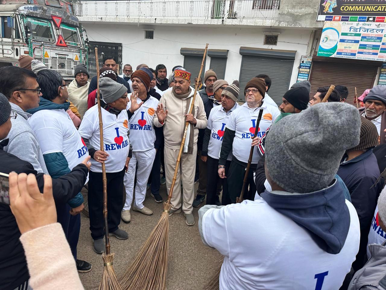 इंदौर की तर्ज पर हरियाणा के इस शहर की होगी सफाई, विधायक ने स्वयं उठाई झाडू