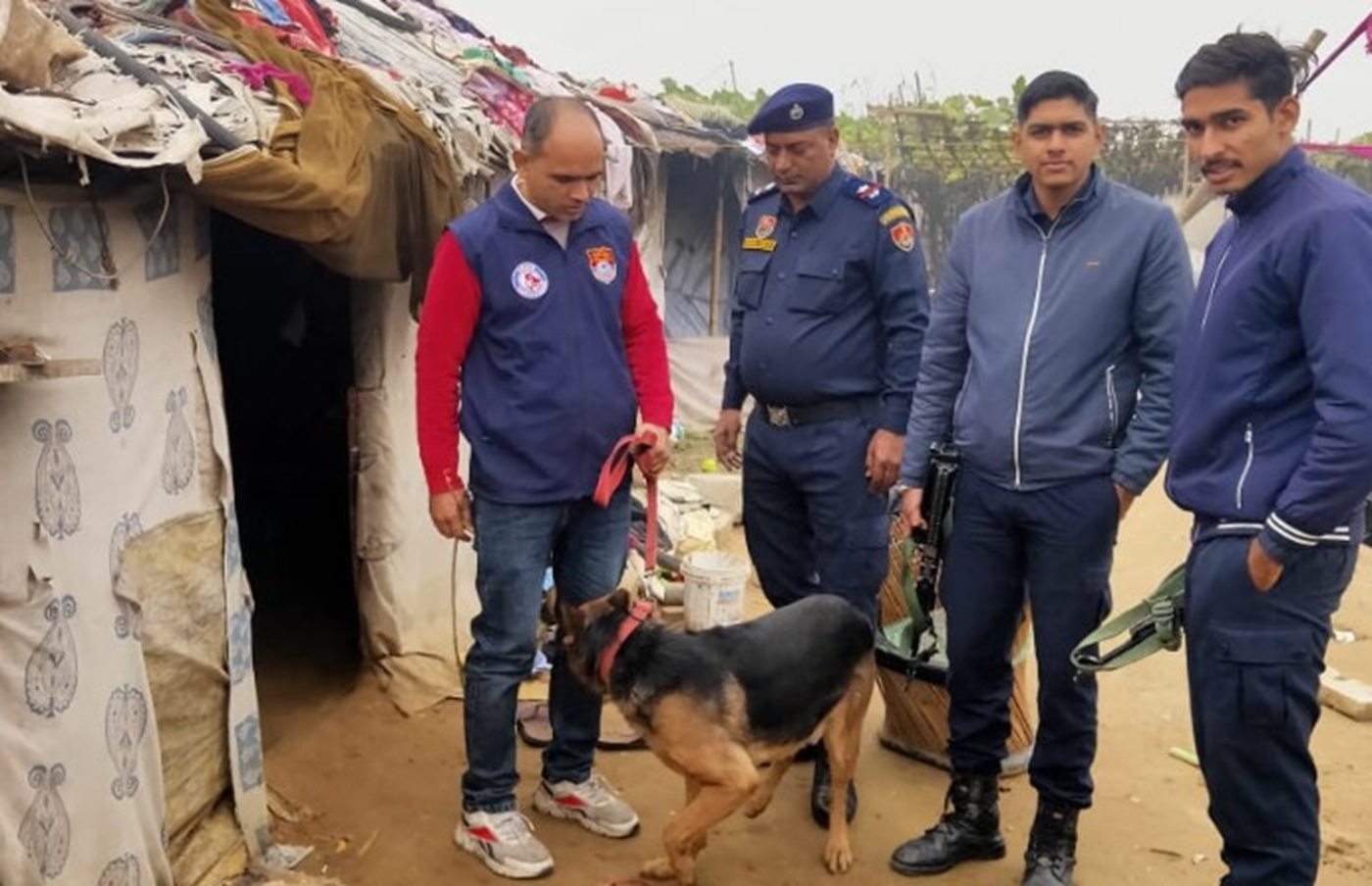 सुरक्षा की लिहाज से पुलिस, डॉग स्क्वायड व कमांडो के जवानों की ओर से रोजाना सर्च अ​भियान चलाया 