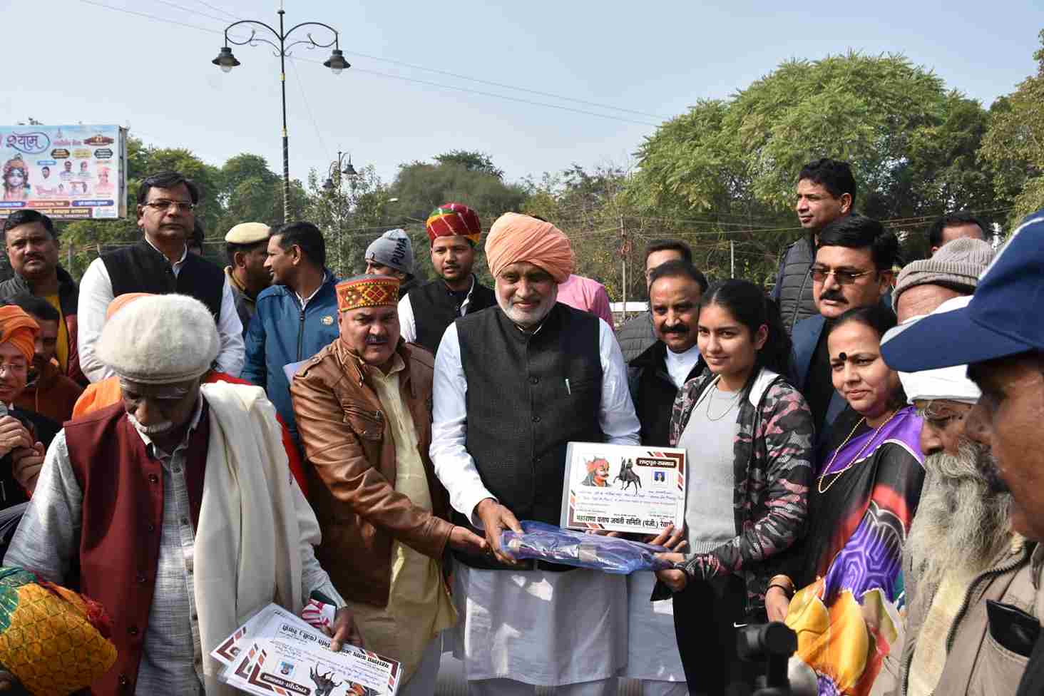 कृषि एवं किसान कल्याण मंत्री ने खेल, शिक्षा व अन्य क्षेत्रों में उत्कृष्ट प्रदर्शन करने वाले सर्व समाज के युवाओं को सम्मान पत्र तथा स्मृति चिन्ह देकर सम्मानित किया।