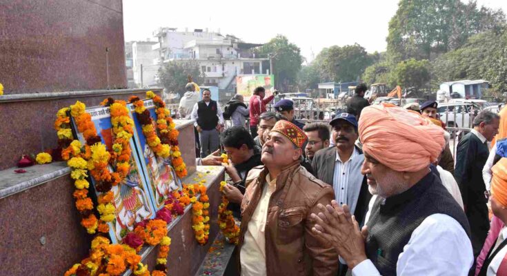 कृषि एवं किसान कल्याण मंत्री ने खेल, शिक्षा व अन्य क्षेत्रों में उत्कृष्ट प्रदर्शन करने वाले सर्व समाज के युवाओं को सम्मान पत्र तथा स्मृति चिन्ह देकर सम्मानित किया।