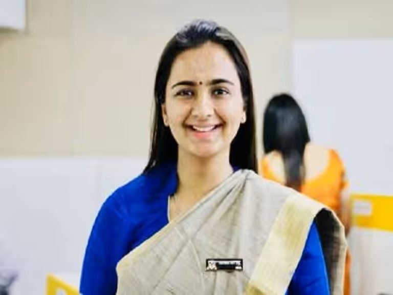 IAS Aashima Goyal: हरियाणा के छोटे से गांव की लड़की बनीं IAS अफसर, जाने इनके सफलता की कहानी