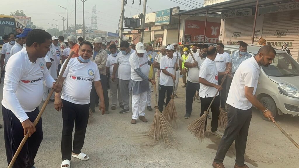 धारूहेड़ा: स्वच्छ रेवाड़ी अभियान का पहला चरण शनिवार को रामनगर बास रोड से शुरू किया गया। इस मौके पर लव धारूहेड़ा की टीम और स्थानीय कार्यकर्ताओं ने मिलकर सफाई अभियान में भाग लिया।