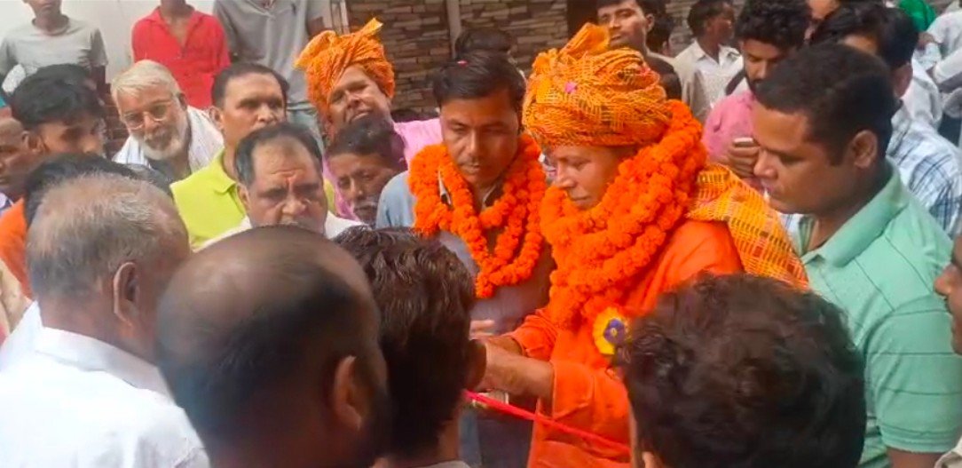 धारूहेड़ा: महर्षि वाल्मीकि जयंती के उपलक्ष्य में मंगलवार को कस्बे में भव्य शोभायात्रा निकाली गई।