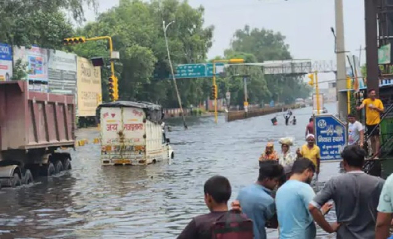 हरियाणा के धारूहेडा में सोहना पलवल हाईवे पर अलवर बाइपास पर आये दिन लगने वाले जाम व काले पानी के जलभराव की समस्या पिछले दो साल से गंभी बनी हुई है।