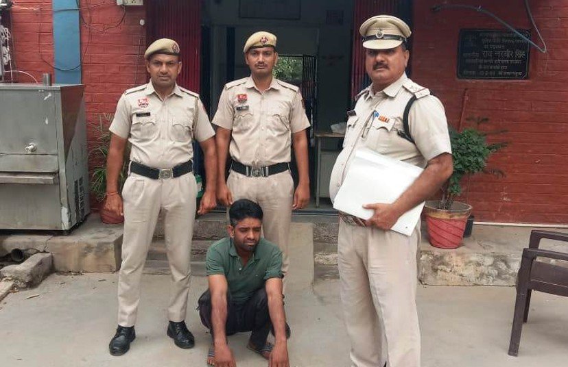 धारूहेड़ा: चोरीशुदा मोटरसाईकिलो पर फर्जी नम्‍बर प्लेट, ईन्जन, चैसिस नम्बर लगाकर इस्‍तेमाल करने के वर्ष 2016 के एक पुराने मामले में कार्रवाई करते हुए मामले में संलिप्‍त तीसरे आरोपी को गिरफ्तार कर लिया है