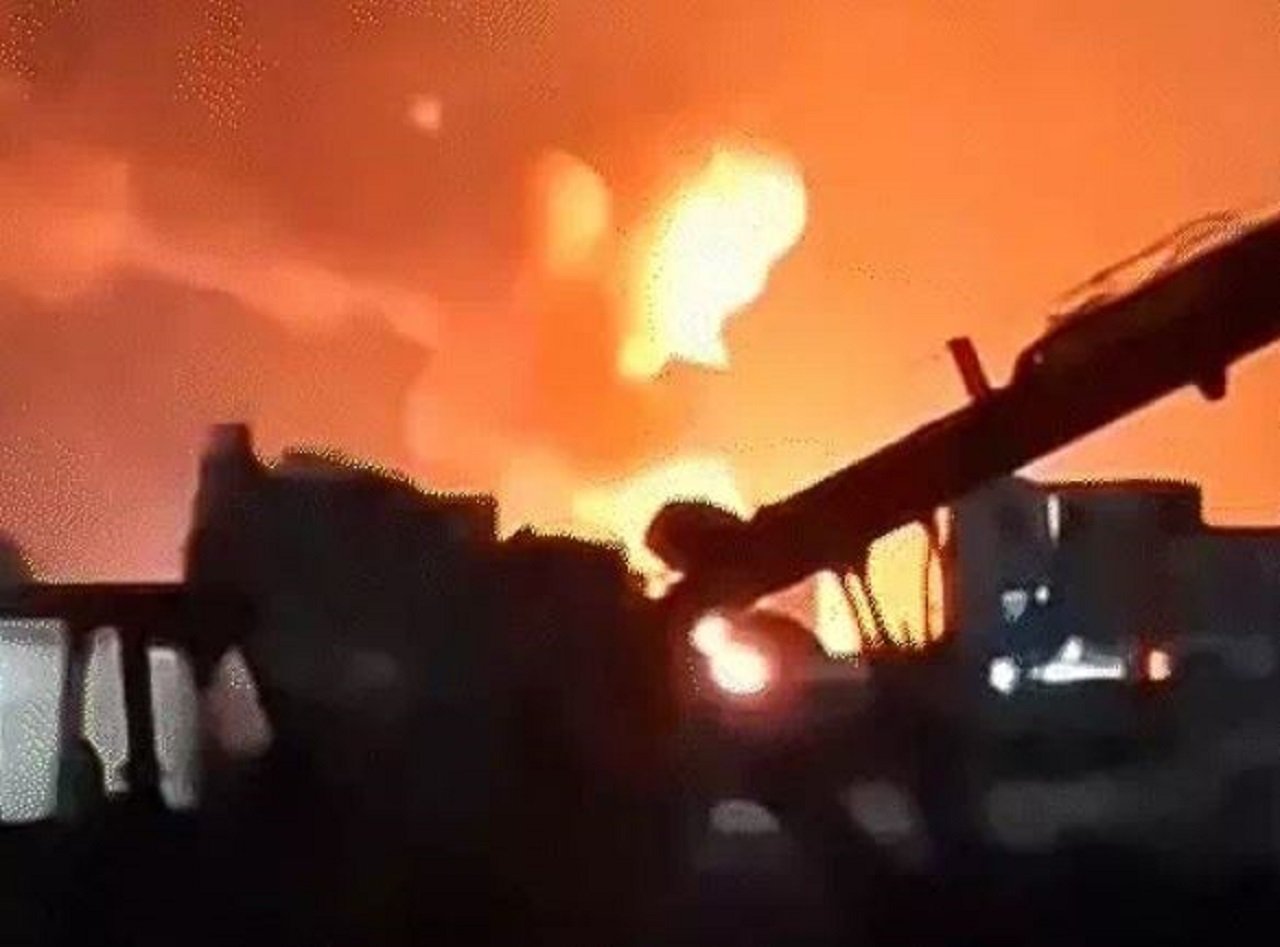 मौके पर पहुंची दमकल की 12 गाड़ियों ने 3 घंटे की मशक्कत के बाद काबू पाया।