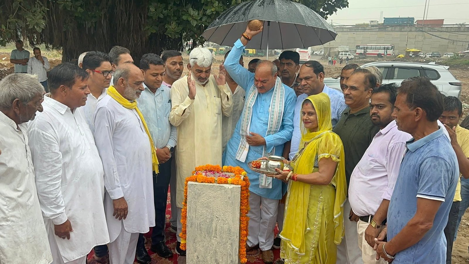 सोमवार को विधायक लक्मण यादव ने करीब 12.78 करोड़ रुपये की लागत से बनने वाले आधुनिक बस स्टैंड की नींव रखी और विधिवत नारियल फोड़कर निर्माण कार्य की शुरुआत की