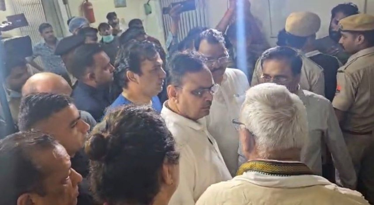 रात को आग की सूचना पाकर मुख्यमंत्री भजनलाल शर्मा तुरंत अस्पताल पहुंचे और स्थिति का जायजा लिया।