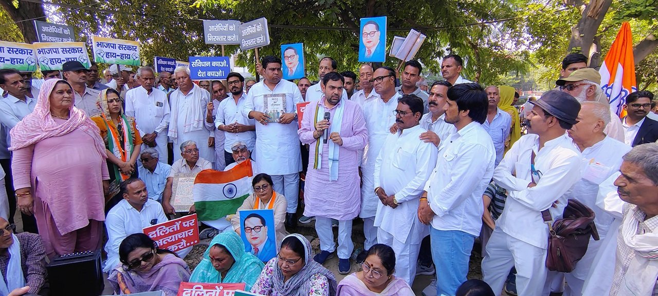 Breaking News: चिरंजीव राव के नेतृत्व में कांग्रेस कार्यकर्ताओं का रेवाड़ी में विरोध प्रदर्शन