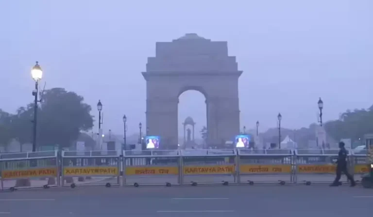 Delhi AQI Today: दिल्ली-एनसीआर में सांस लेना अभी भी मुश्किल, जानिए किन इलाकों में सुधरी हवा और बढ़ी विजिबिलिटी