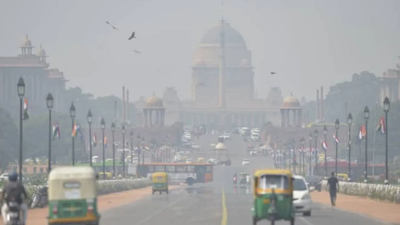 Delhi AQI Today: दिल्ली में दम घोंटू हवा, दिवाली के बाद बिगड़ा प्रदूषण स्तर, स्मॉग से ढका आसमान