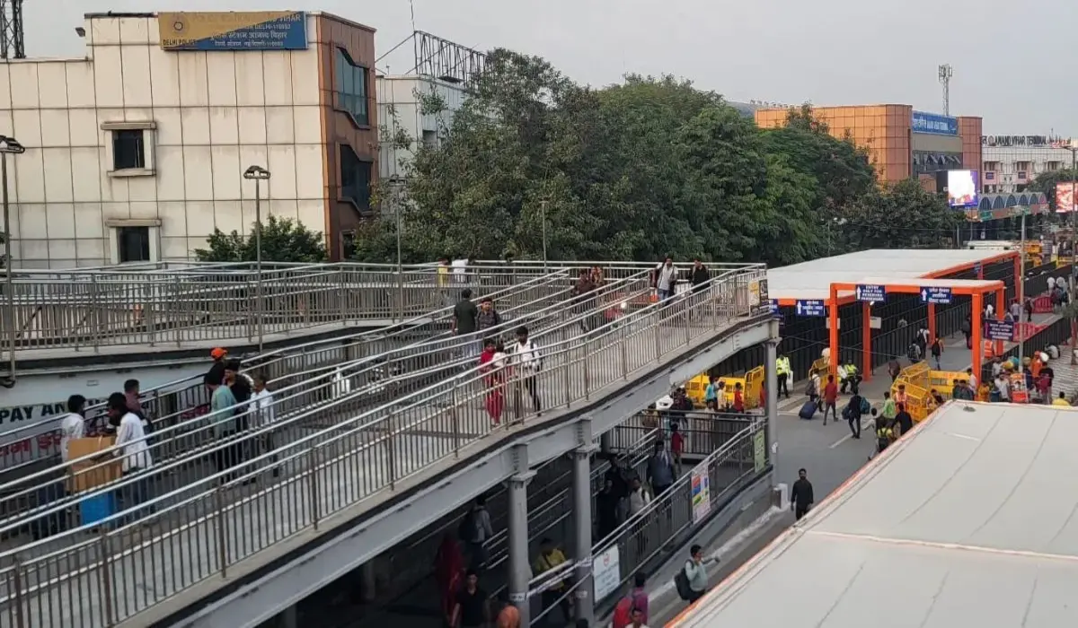 Delhi News: आनंद विहार रेलवे स्टेशन पर रैंप सुधार का प्रस्ताव, सीढ़ी और एस्केलेटर से यात्रियों की परेशानी खत्म होगी