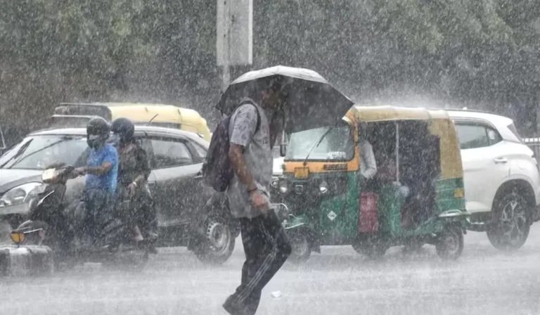 Delhi Weather Update: दिल्लीवासियों के लिए चेतावनी, स्मॉग ने ढका शहर, बारिश दो दिन बाद दे सकती है ताजगी और सफाई