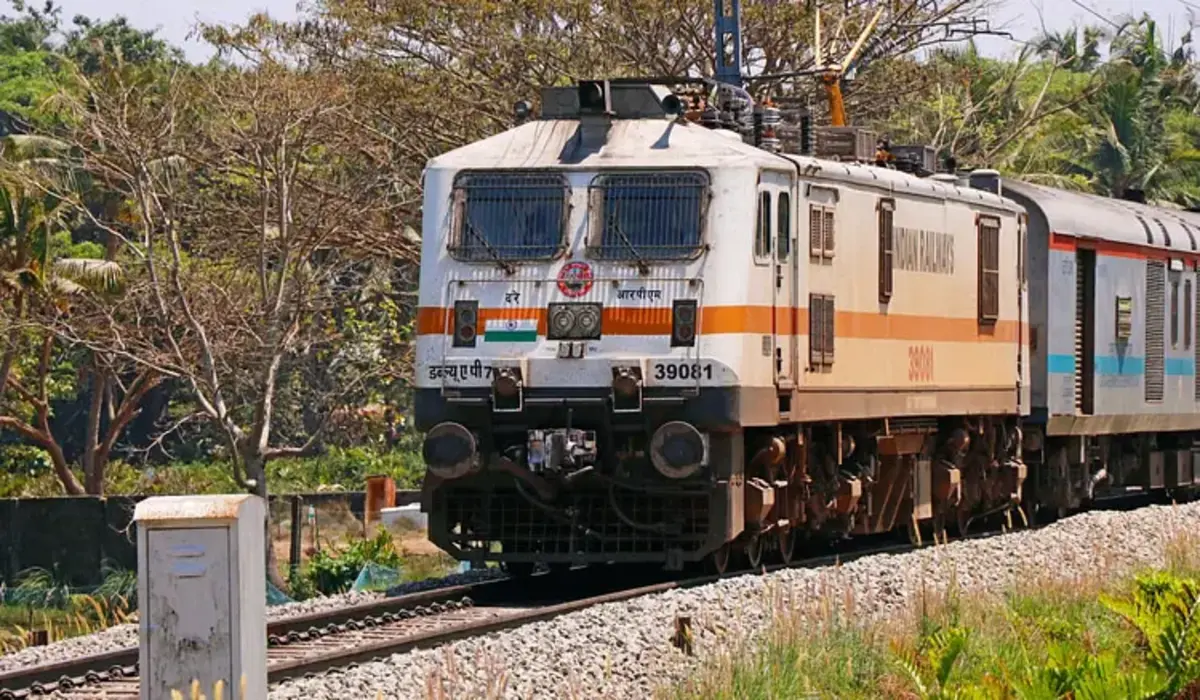 Indian Railways: कोहरे ने बिगाड़ा रेल सफर का प्लान, दिसंबर से तीन महीने तक कई ट्रेनें रद्द, पूरी लिस्ट जारी