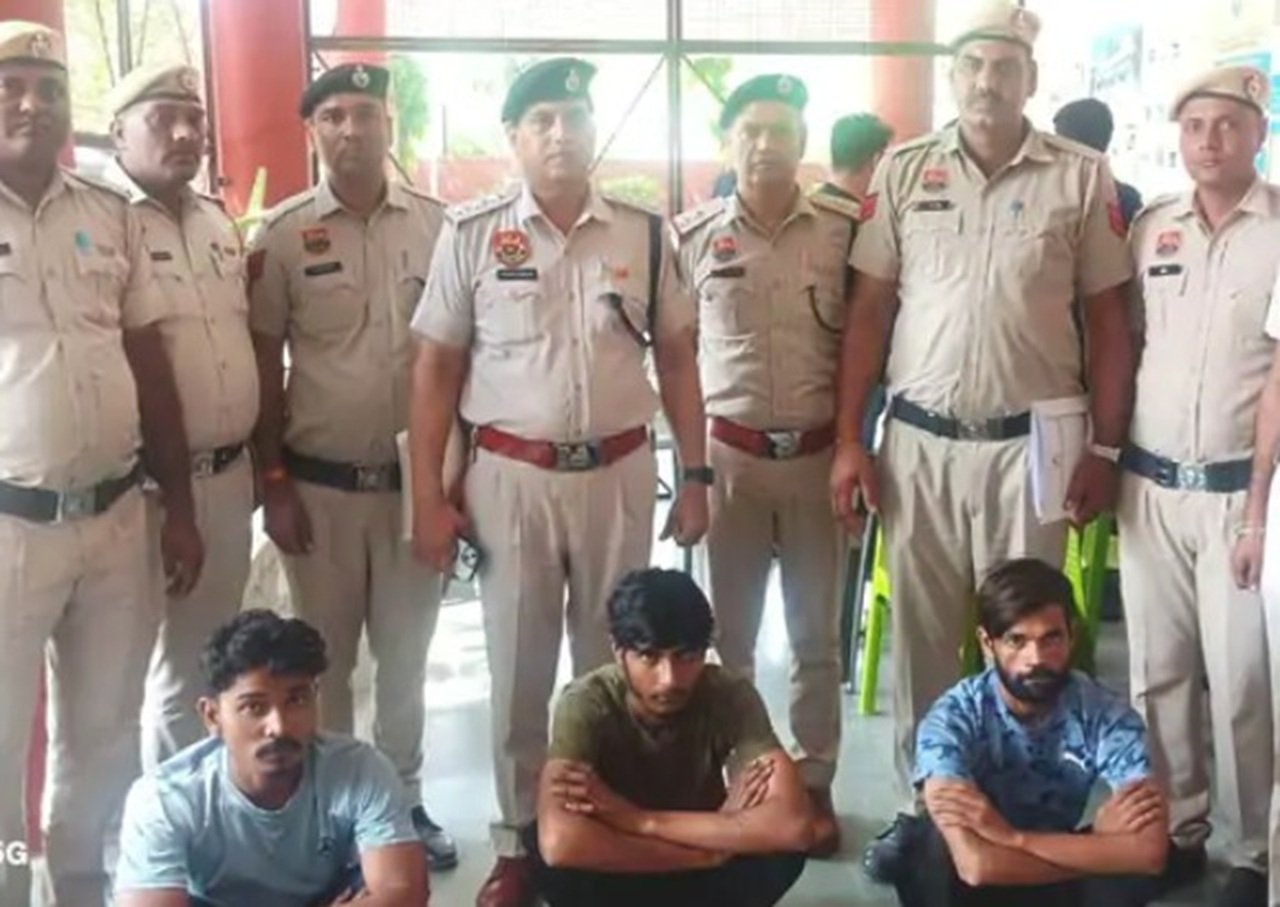 पुलिस ने 2 अक्टूबर को हुई युवक की हत्या के मामले में तीन आरोपियों को गिरफ्तार किया है।