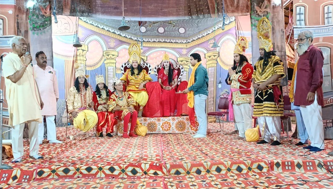 धारूहेड़ा: मनीराम बाग में आयोजित श्रीरामलीला भव्य समापन हुआ, जिसमें नगरवासियों ने उत्साहपूर्वक हिस्सा लिया।