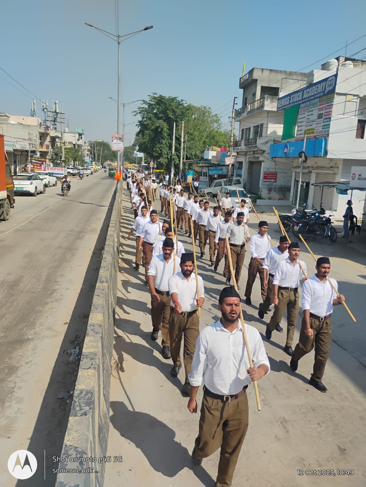 Breaking News: संघ ने किया पथ संचलन, अनुशासन व एकता का दिया संदेश