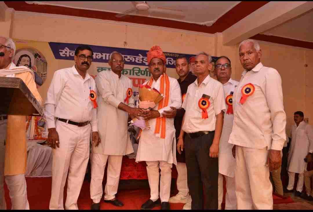 सैनी सभा में आयोजित कार्यक्रम में अतिथि का स्वागत करते हुए