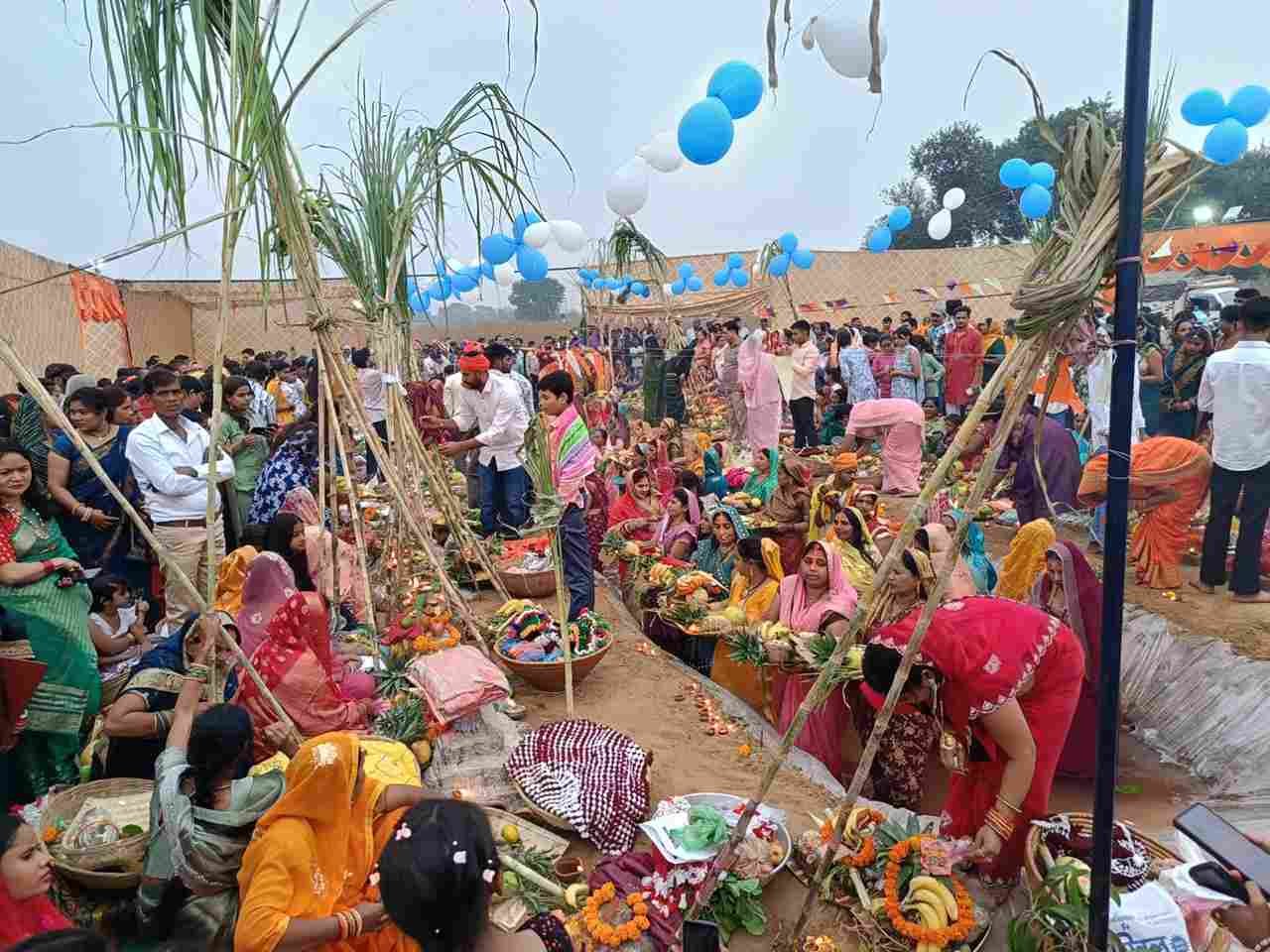 धारूहेड़ा: नहाय खाय से शुरू हुई छठ पूजा के तीसरे दिन आज खरना के बाद आस्थावान लोग 36 घंटे का व्रत रखते हुए शाम को भगवान सूर्य देव को संध्या अर्घ्य दिया।