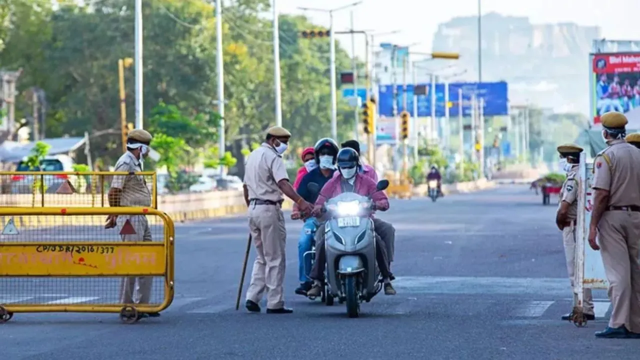 Haryana News: सड़कों पर अवैध पार्किंग का बोलबाला! चालान जारी, पर लोग नियम तोड़ते हुए खड़े अपने वाहन