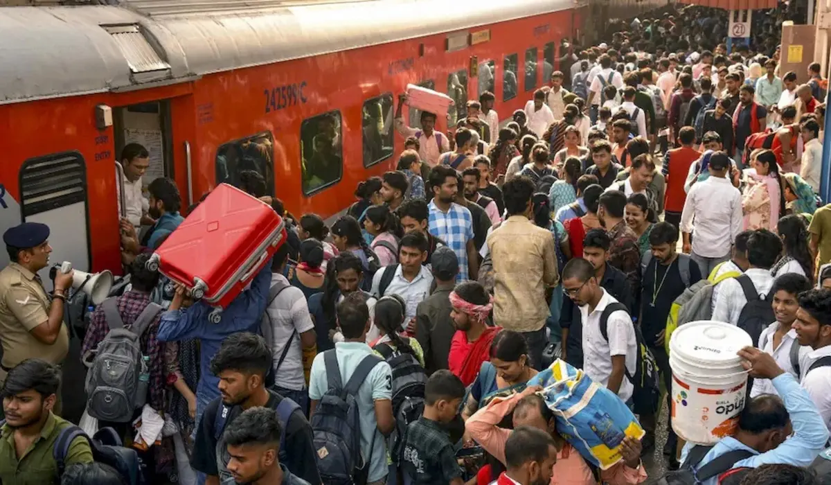 धनतेरस पर दिल्ली में ट्रैफिक जाम और भीड़, नई दिल्ली रेलवे स्टेशन पर 75,000 यात्रियों की भीड़