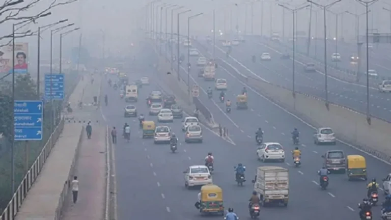 Weather Update: नोएडा, गाजियाबाद, गुरुग्राम में सुबह की हल्की धुंध और ठंड, क्या आपकी सुबह भी होगी परेशानी भरी?