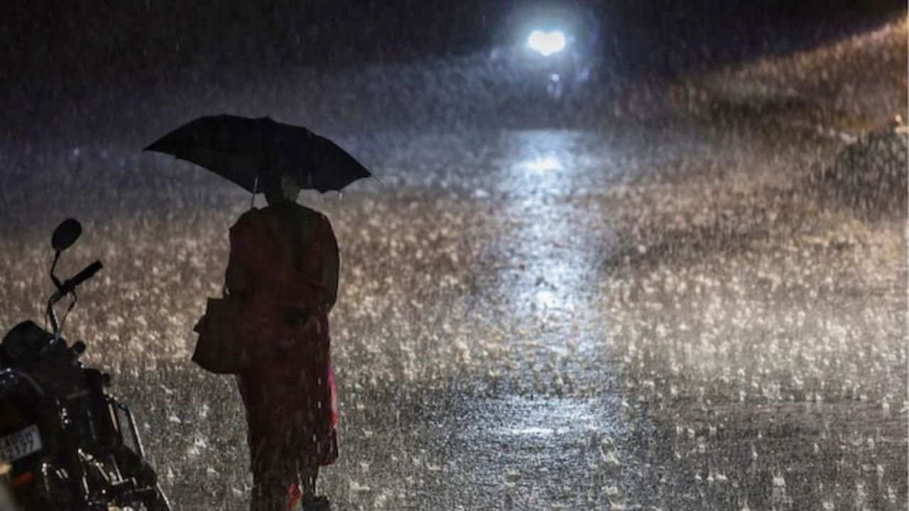 Weather Update: बंगाल की खाड़ी में तूफान का खतरा! आज शाम तक होगा डिप्रेशन, इन राज्यों में भारी बारिश की संभावना