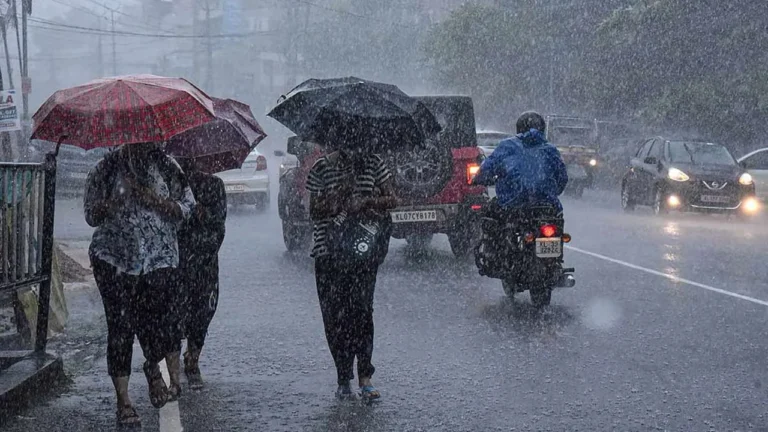 Weather Update: देशभर में बारिश का कहर! महाराष्ट्र, गोवा और अन्य राज्यों में 40-50 किमी/घंटा की तेज़ हवाओं का अलर्ट