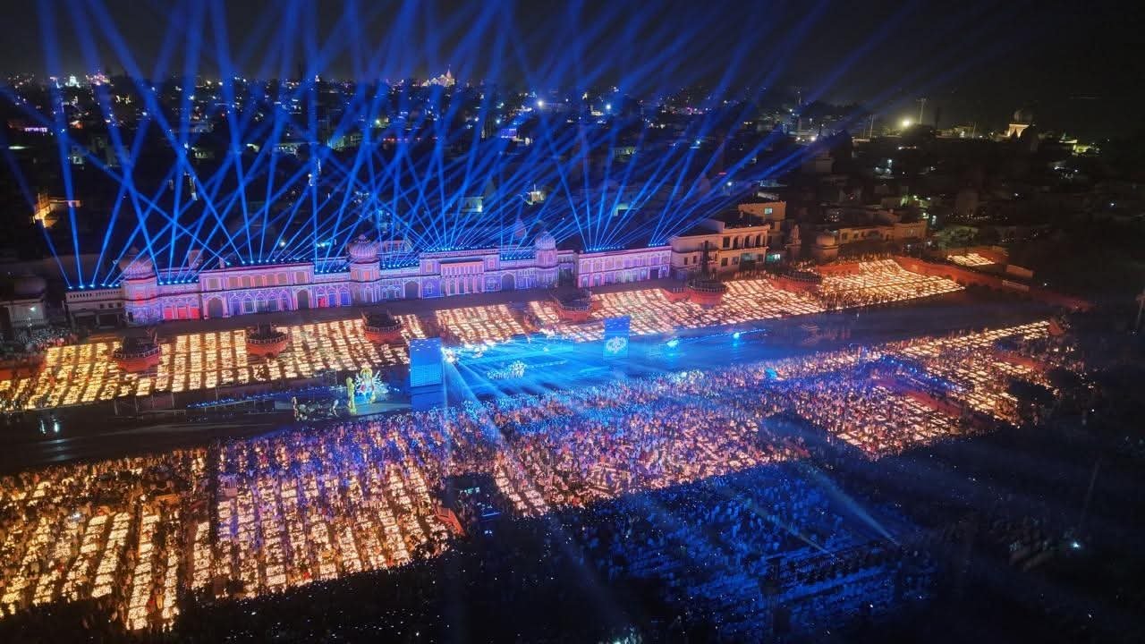 Ayodhya News: 26 लाख दीयों से जगमगाया सरयू घाट, दीपोत्सव पर बने दो विश्व रिकॉर्ड